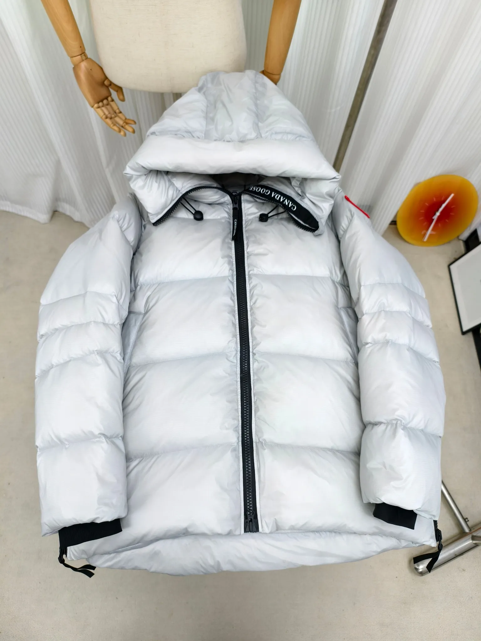 P1060 Big Goose 2239L Women's Puff Bread Jacket [Specially for foreign trade with high quality] Canada Goose Canada Goose Cypress Series Hooded Waterproof, Windproof and Warm Down Jacket Women's The new style of the Cypress series will make you stand out. This down jacket is an ideal winter piece. This style is filled with white duck down. Featuring a thin, channel-filled construction with lightweight fabrics and trim, it feels lightweight and adds warmth. The chin-protecting suede knit stand-up collar is soft and adds comfort. An adjustable down hood with cord closure adds warmth and protection against the elements. The back is designed with the iconic double-stripe black reflective decorative stripes to make you more visible in dim environments. The inner layer has removable elastic straps, making the jacket easy to carry on the shoulder and hands-free. Side zipper gusset dries and breathes when moving. Color: black with red label, silver birch Size: XS-2XL